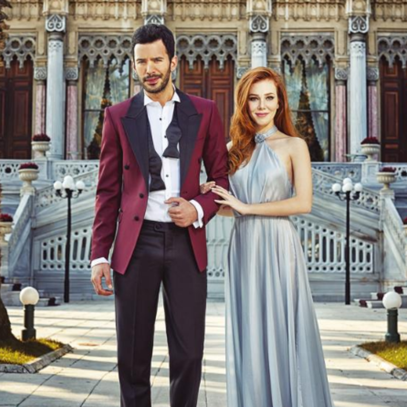 الإطلالة التي أعجبتنا إلى جانب الممثل التّركي