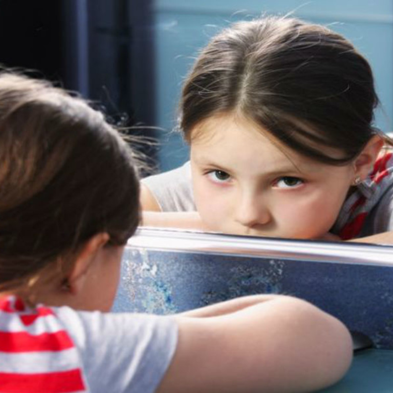 عدم الثقة بالنفس عند الطفل تدفعه إلى الإنطوائية