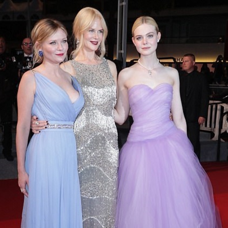 الممثلون يحيون الصحافة والجمهور