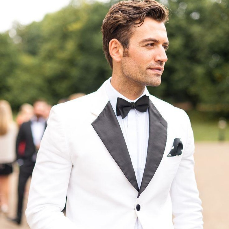 حذاء العريس وازرار القميص للعريس