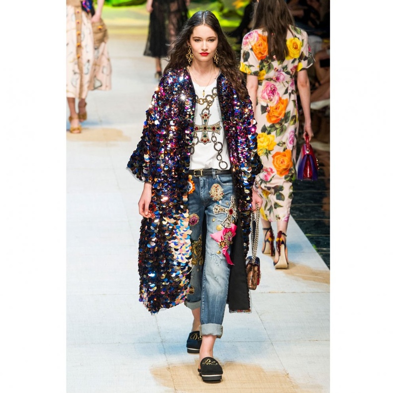 بناطيل الجينز المطرزة