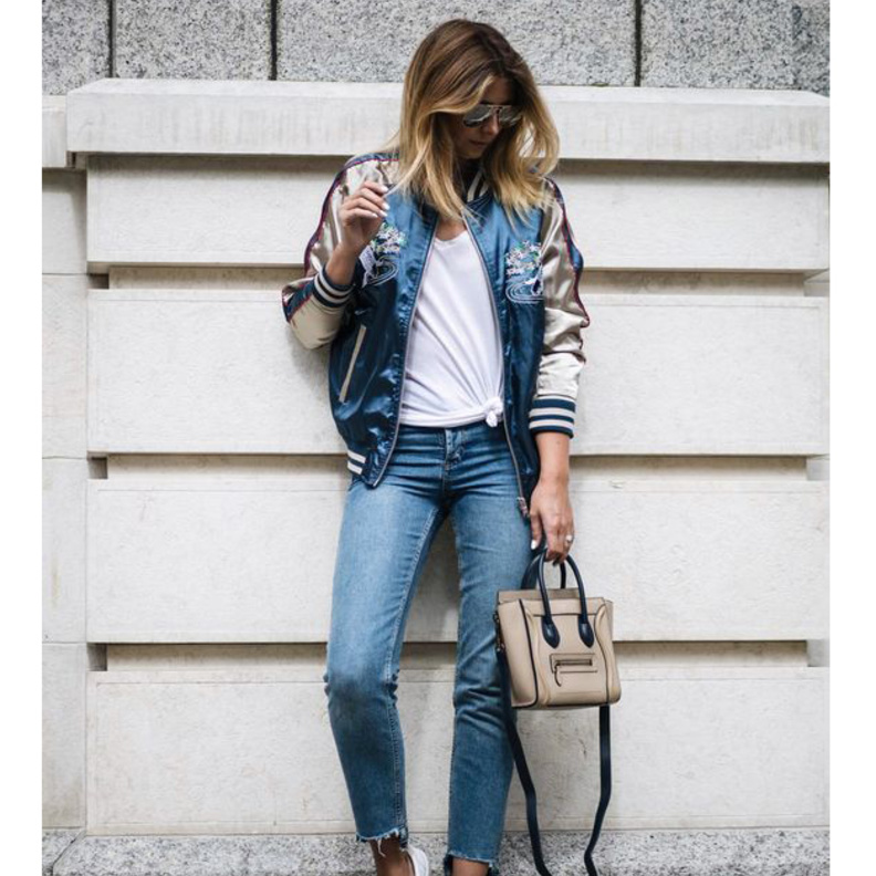 نسقي بين بنطلون قماشي أسود وتيشيرت قطنية لاطلالة جامعية أنيقة