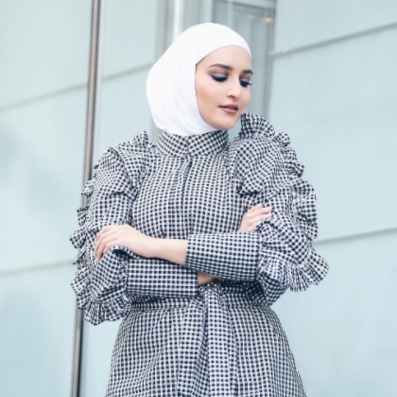 موضة لفات الحجاب بلون زيتي هي الاحدث في صيف 2017 مع دينا طوكيو‏.