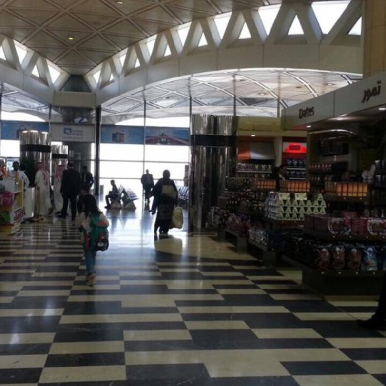 السوق الحرة بمطار الملك خالد الدولي