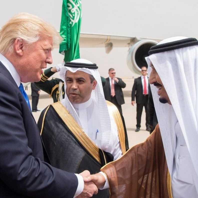 خادم الحرمين الشريفين يرحب بـ ترامب عبر تويتر