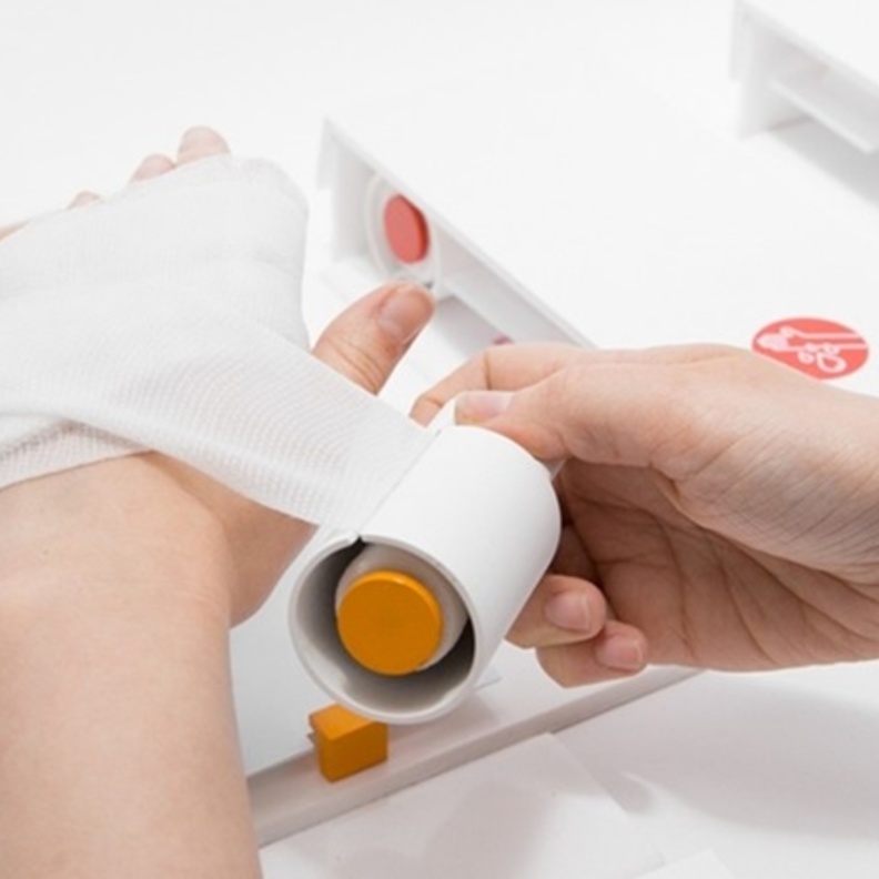 غمر مكان الحرق بالماء أول إسعاف لتخفيف الحرق