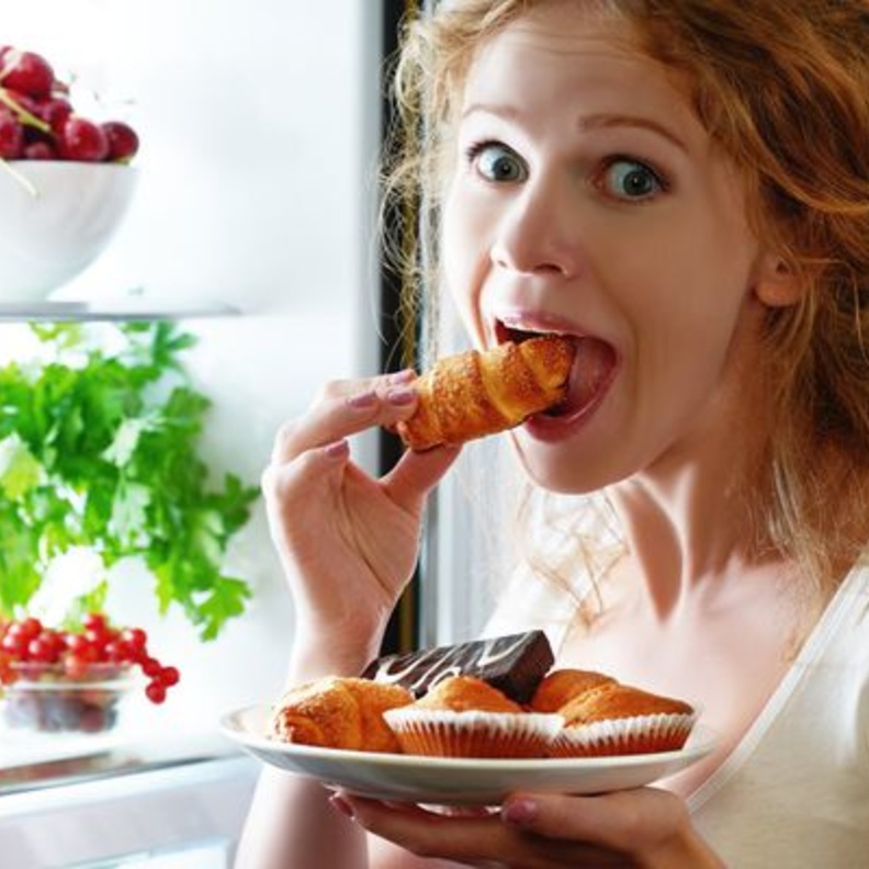 الحلويات من الأطعمة الممنوعة في الليل لأنها تزيد الوزن