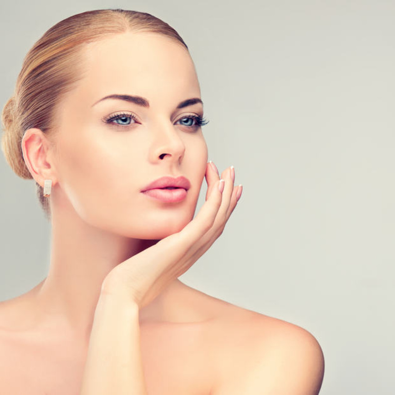 يعمل الحليب على تفتيح البشرة وتوحيد لونها والقضاء على التجاعيد