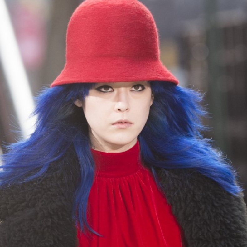 القبعة الحمراء من مارك جيكوبز