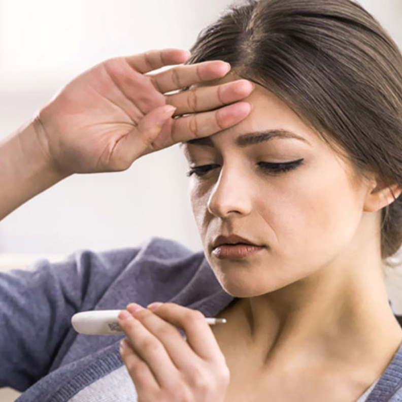 الحمى و الصداع أهم أعراض الحمى الصفراء.