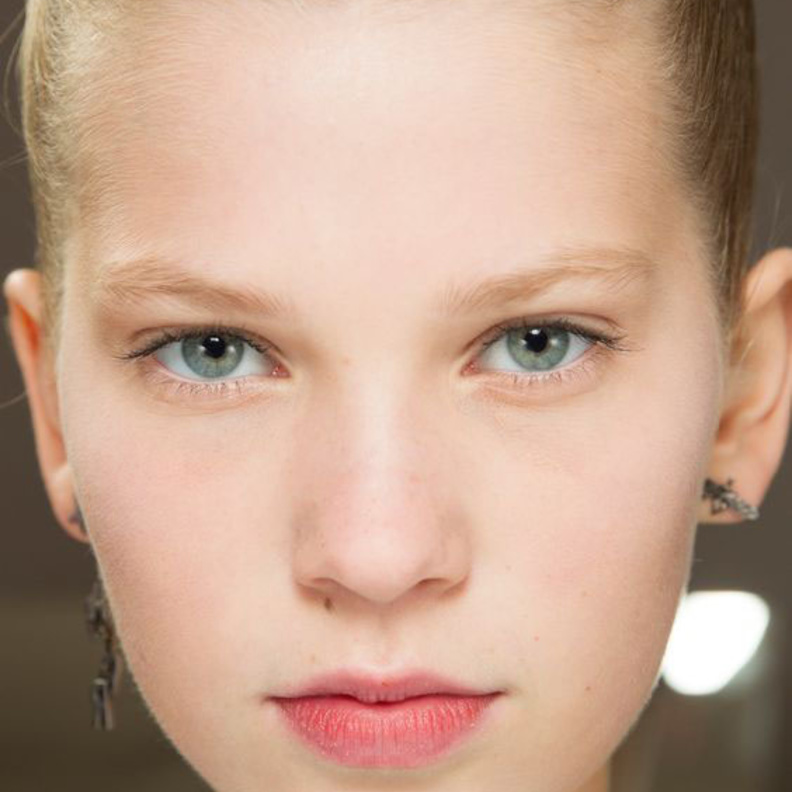 صبغ الحواجب بألوان الأصفر من دار غوتشي Gucci