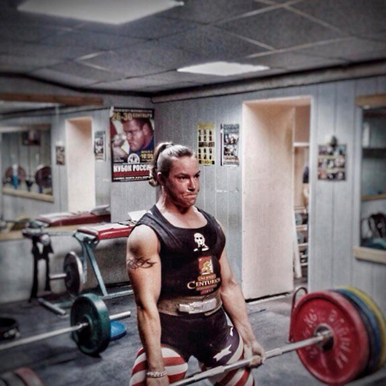 أوكسانا كوشيليفا حملت الرجل ووضعته في سيارتها بسهولة