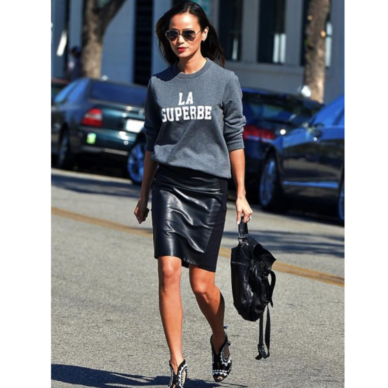 نسقي تنورة قصيرة من الجلد الأسود مع جاكيت صوفية لاطلالة خريفية أنيقة وشبابية