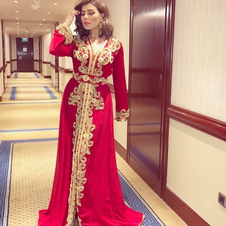 قفطان مغربي باللون الاحمر