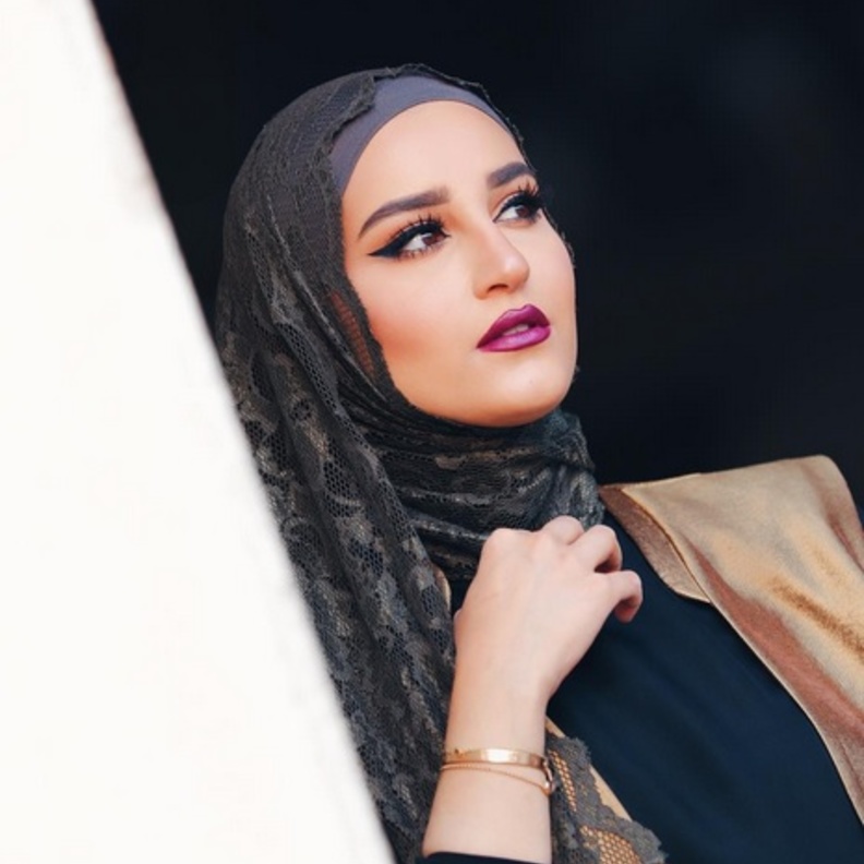 الطرحة الدانتيل المنسدلة على الجوانب احدث صيحات موضة الحجاب