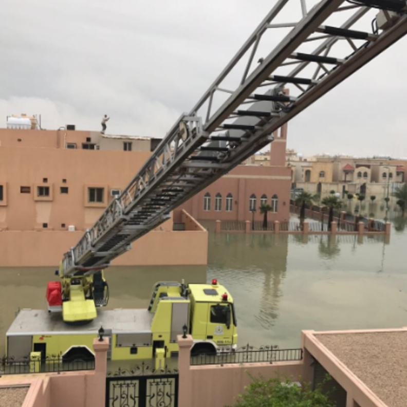 الدفاع المدني ينقذ أسرة سعودية غرقت سيارتها في مستنقع ميا