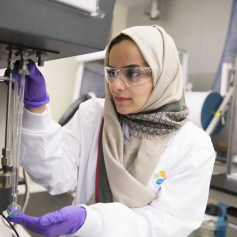 طالبة الدكتوراه دلال العزي حائزة على جائزة الطالبة المتميزة