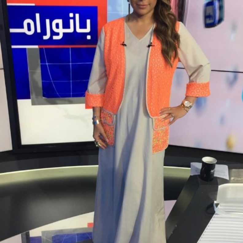 الإعلامية سارة الدندراوي بطلة صيفية محتشمة.