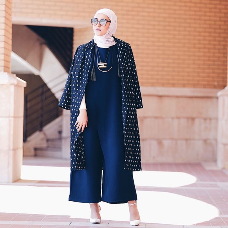 دلال الدوب باختياراتها الانيقة للجاكيت الطويل