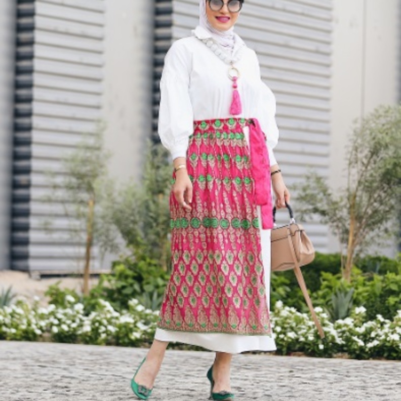 ملابس محجبات كاجوال مع التنورة اللماعة والوردية من اختيار مرمر