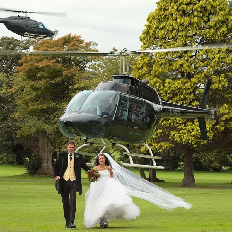 المروحية تحلق على ارتفاع منخفض جدا