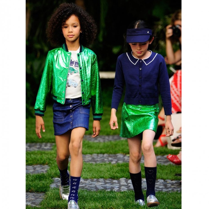 ملكات صغيرات بفساتين بسيطة وناعمة