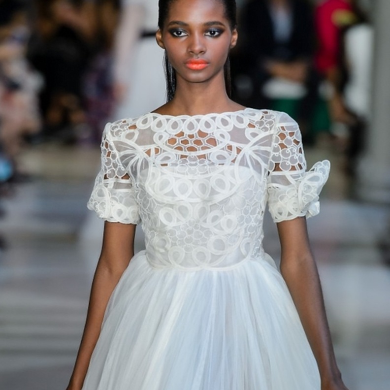  الدّانتيل من العلى في فستان راقي من دار كارولينا هيريرا