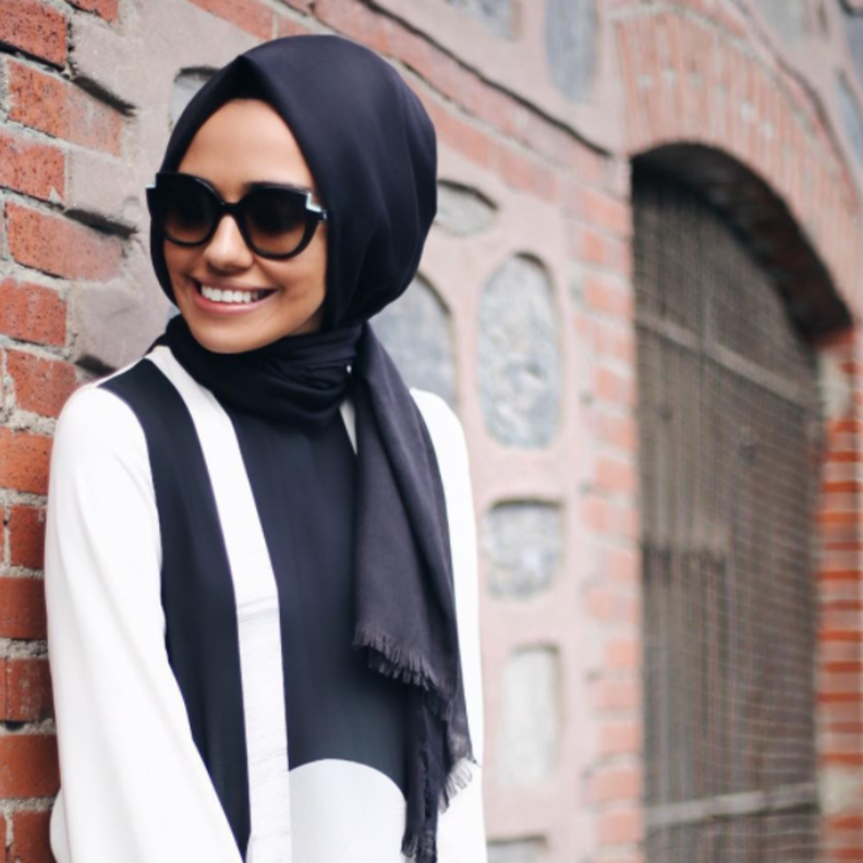 هوليا اصلان تعتمد نقشات الحجاب مع نظارة كبيرة. ما رأيك