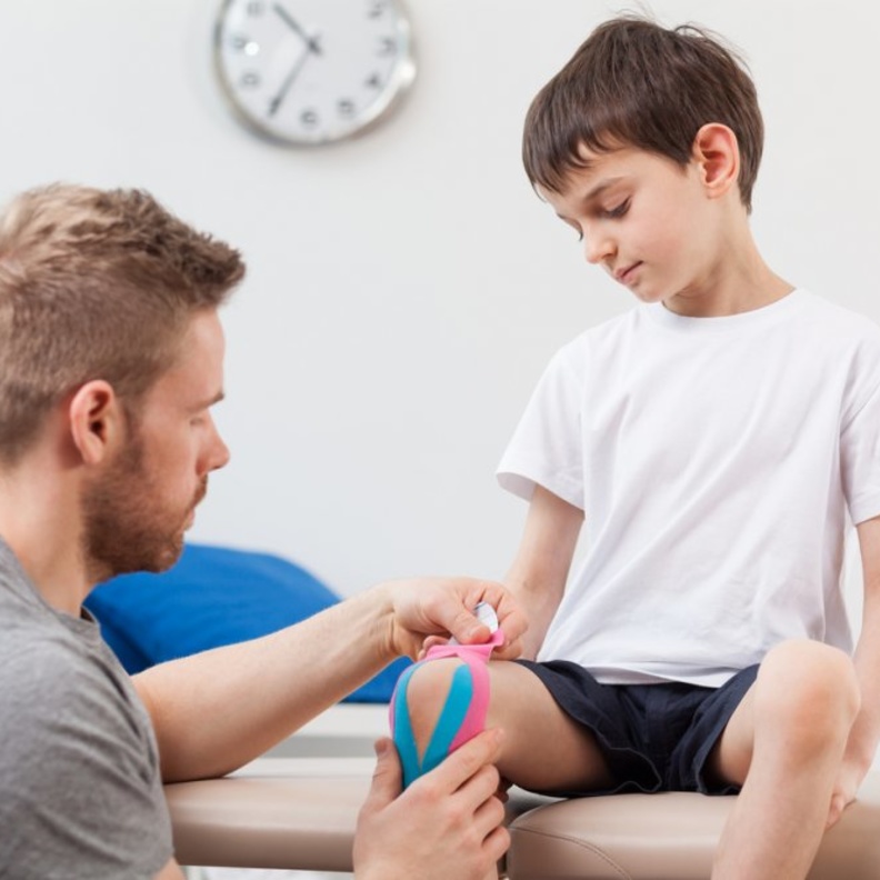 يفيد العلاج الطبيعي بعلاج ضمور العضلات عند الاطفال