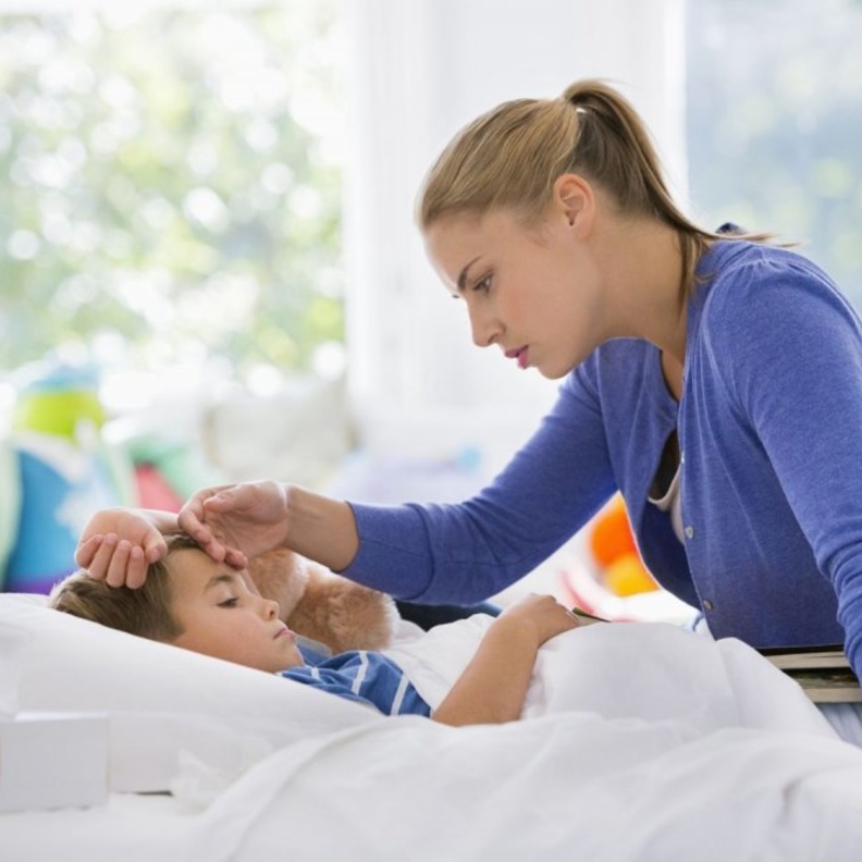  الطرق الامنة والصحيحة في خفض حرارة الطفل