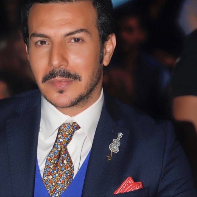 باسل خياط يختار ربطة العنق الملونة مع الجيليه الزرقاء