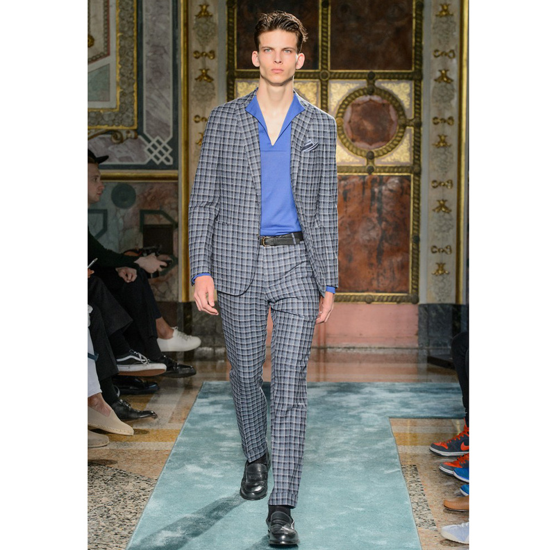 لون الرّمادي لاجمل للبدلات مع تقليمات Agnes Bخفيفة جدّاً