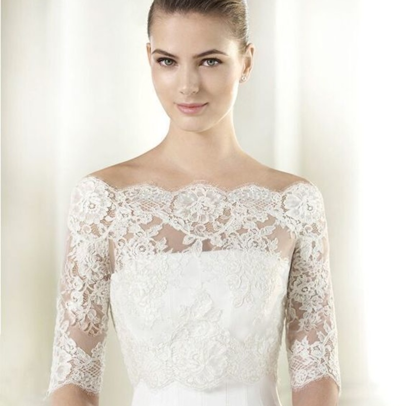 بوليرو من الدانتيل مكشوفة الاكتاف للعروس