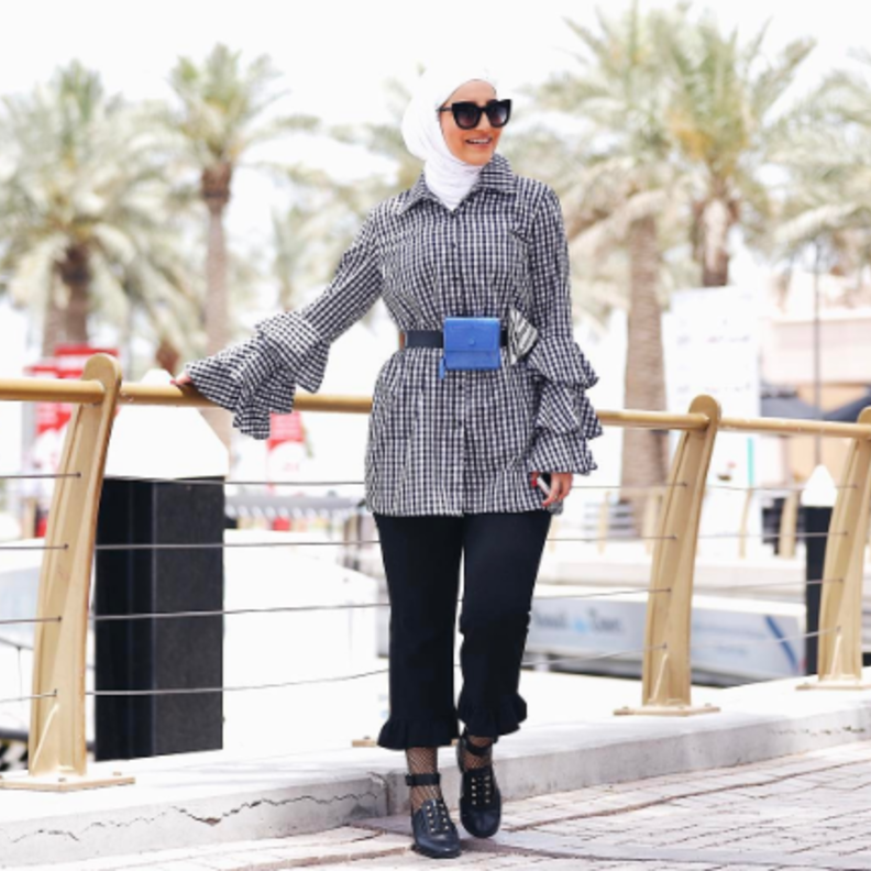 ندى ندير بقميص أبيض مقلّم بالاحمر