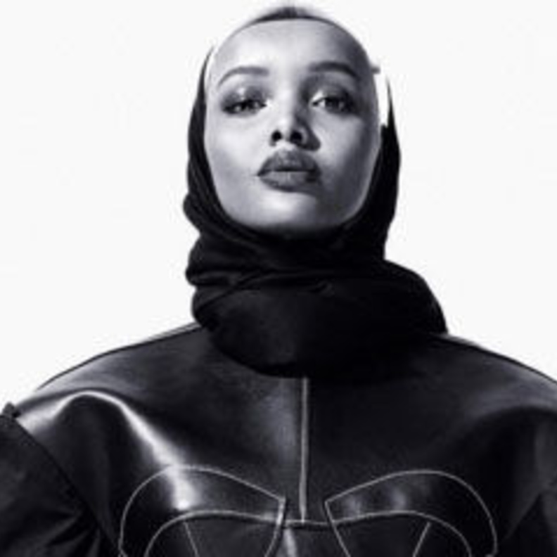 عارضة الأزياء حليمة عدن محجبة على منصة العرض