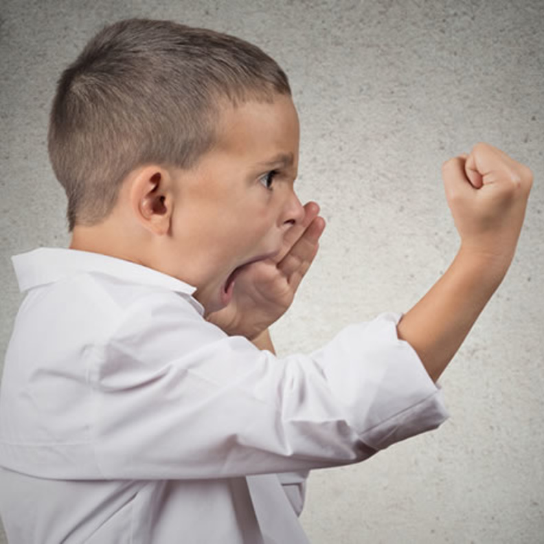 كيفية التعامل مع الطفل الذي يضرب امه