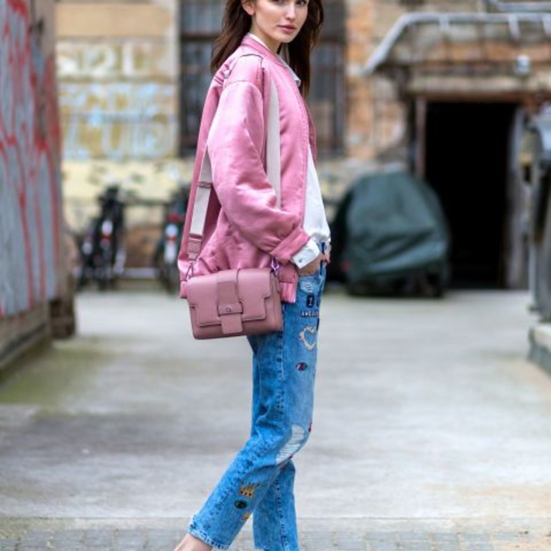 لأسلوب كاجوال صباحي نسقي الشنطة الزهرية مع الجينز.