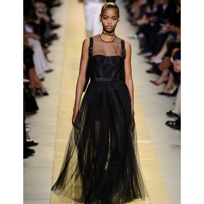 فستان يقف بين الجرأة والاحتشام من دار اليزابيتا فرانشي