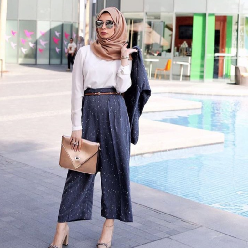 لينا الغوطي لا تعتمد إلا سراويل الخصر العالي والواسعة