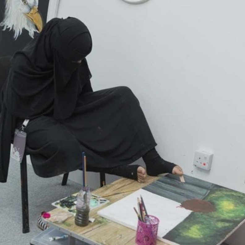 هيلة المحيسن تقاوم الاعاقة بالرسم بقدميها
