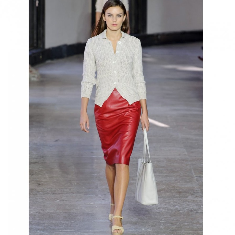 Agnes B في تنورة جلدية راقية باللون الاحمر الجريء