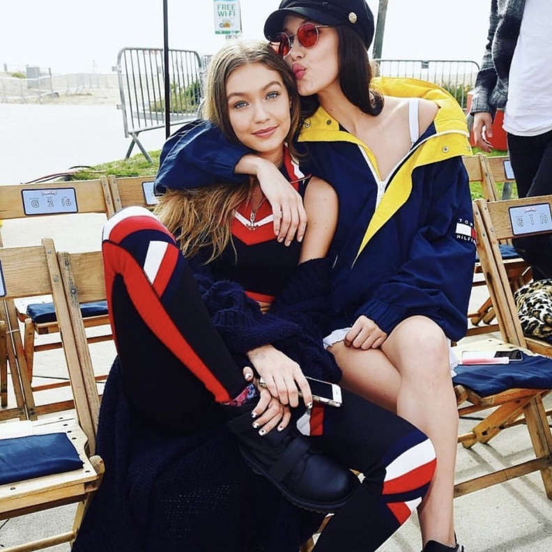 بيلا حديد تعرض مجموعة أختها جيجي في لوس انجليس