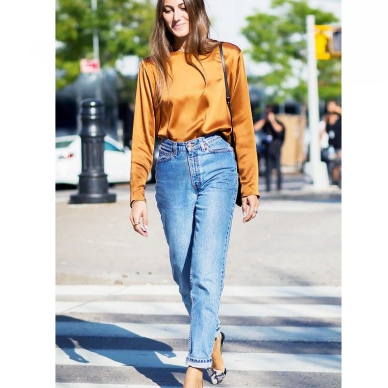 ارتدي قميص الساتان مع الجينز لإطلالة صباحية