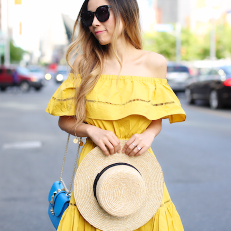 فستان متوسط الطول بالألوان ومكشوف الاكتاف من Saloni