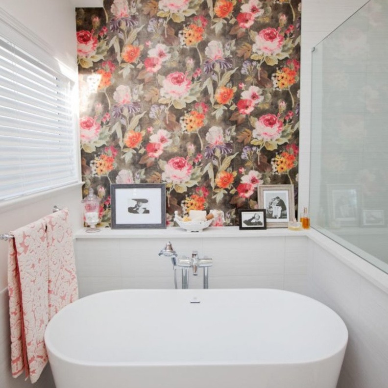 اللوحة الربيعية تضفي على ديكور الحمام جمال و بهجة