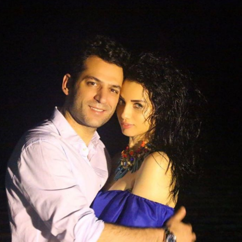  ايمان الباني ومراد يلديريم بإطلالة بتموّجات الازرق