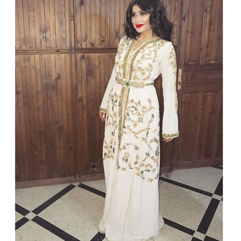  حنان الخضر بقفطان فائق الرّقي