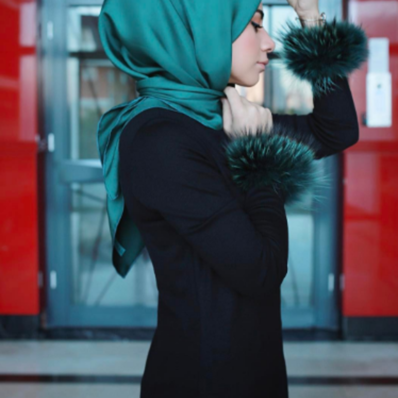  ايفلي تركّز عللى الرّقي والالولن في لفات حجابها