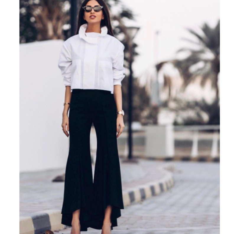 قميص أبيض بقصّة محتشمة مع المدوّنة نتالي فنج