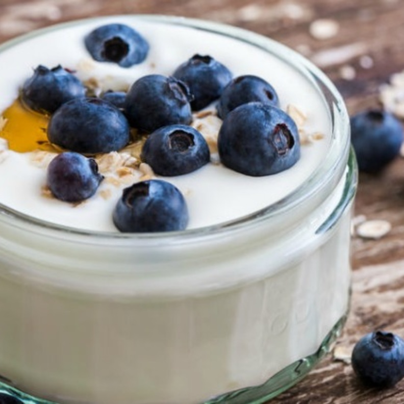 الزبادي غني بالكالسيوم وهو مفيد للجسم